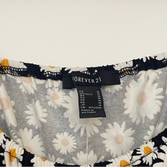 Black Daisy Cropped Long Sleeve - Picture 3 of 3